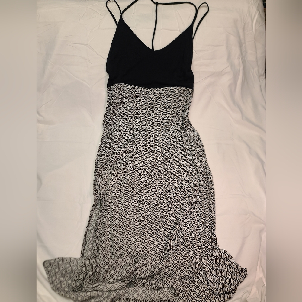 Hurley maxi dress size large black & white super soft low back side slits